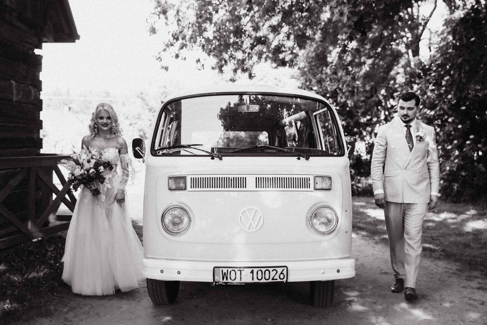 Plener ślubny z retro Volkswagenem T1, romantyczna sesja Mazowsze