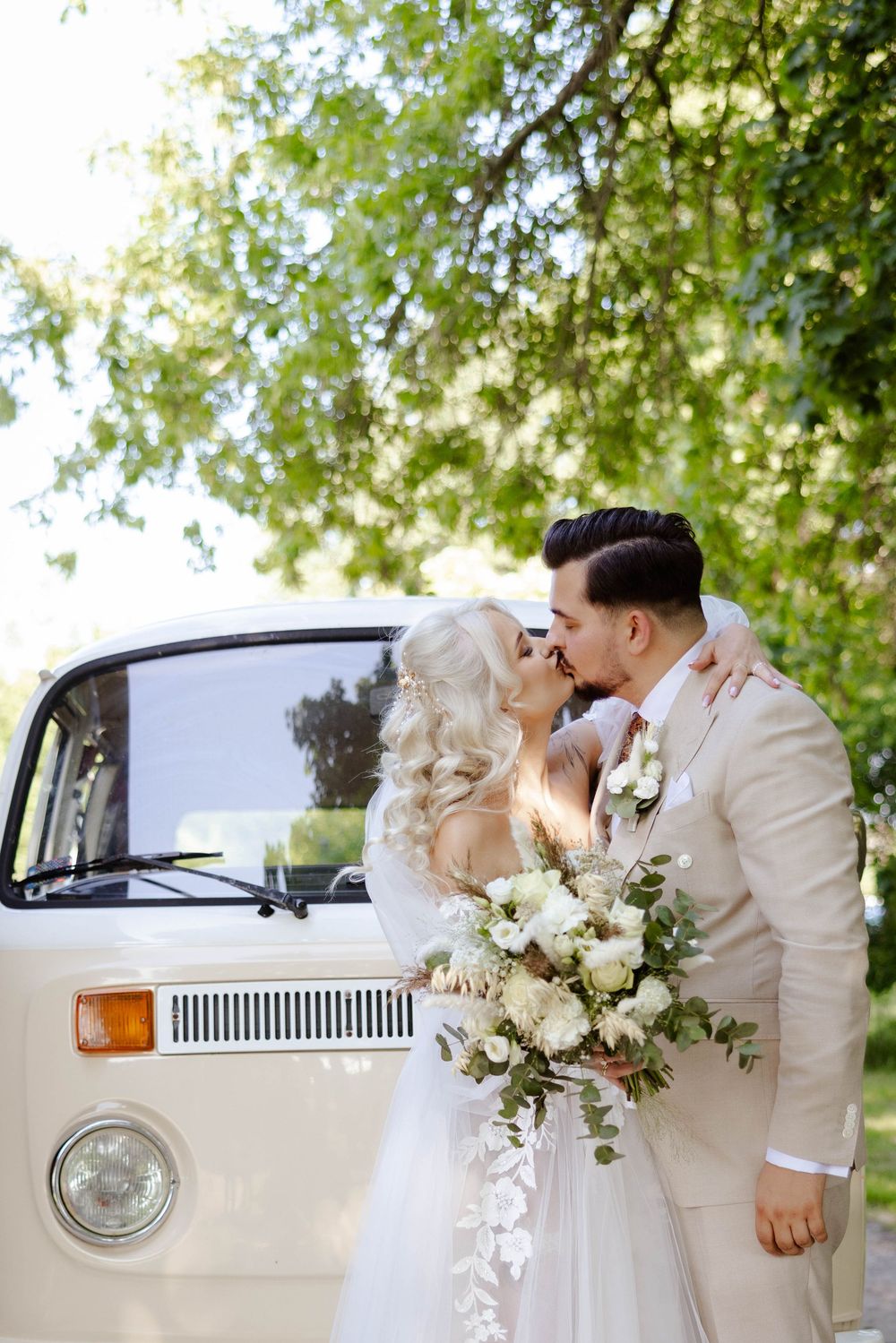 Para Młoda przy klasycznym Volkswagen T2 Ogórek, fotografia ślubna Warszawa