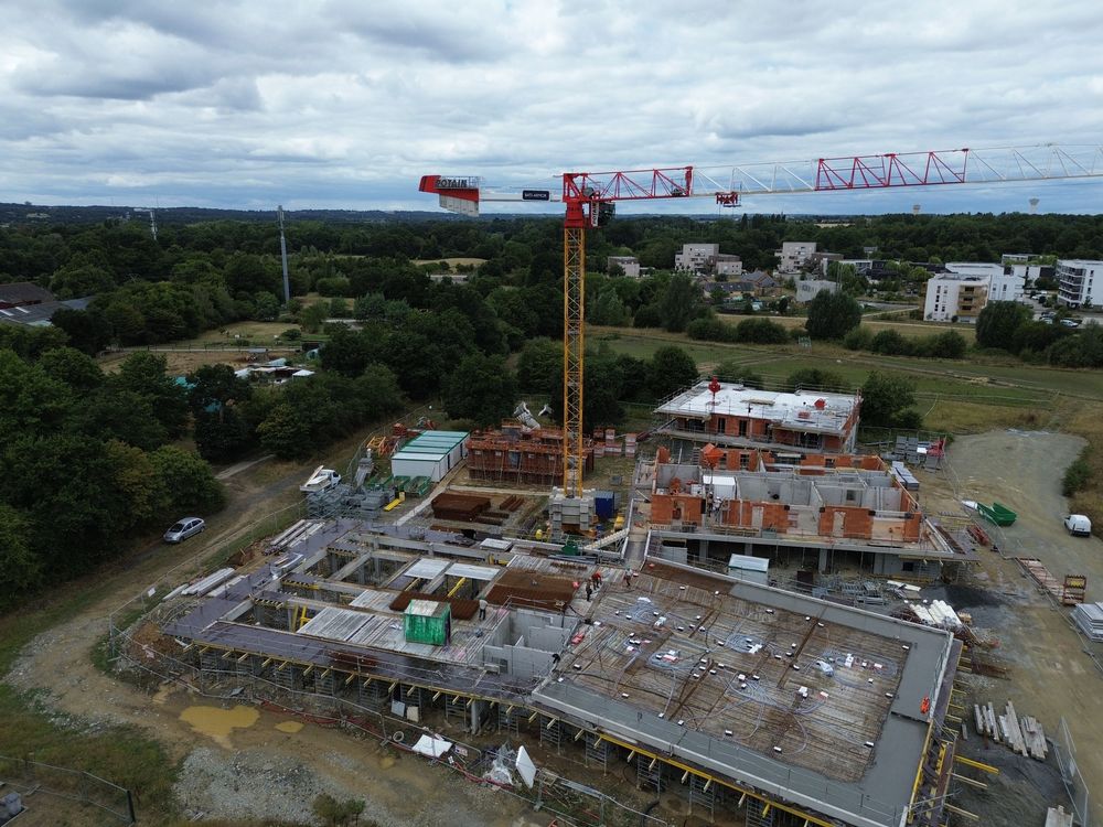 Photo drone BTP Bretagne – chantier construction immeuble collectif en environnement périurbain