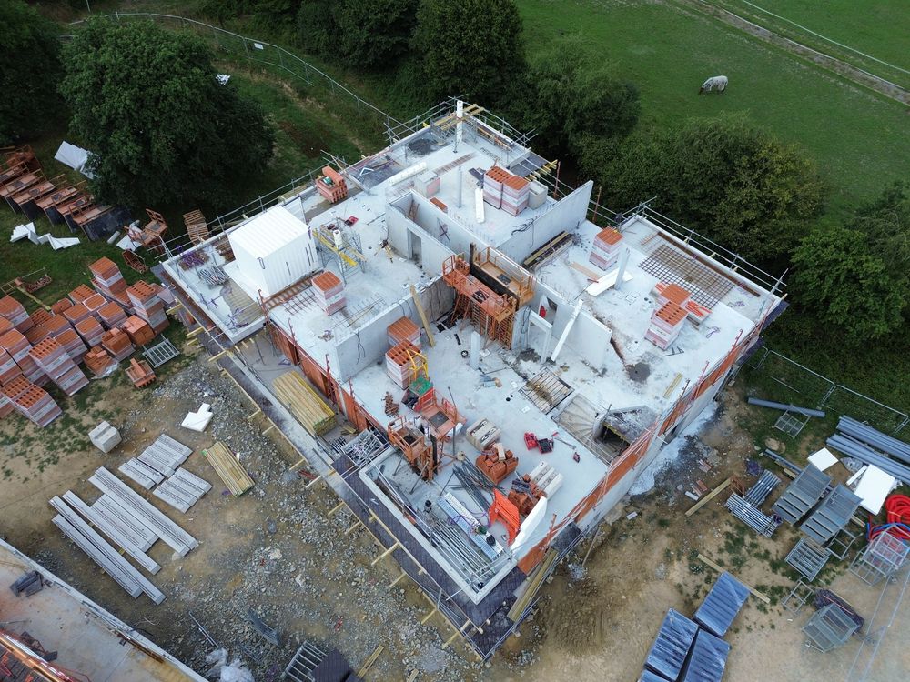Photographe construction Morbihan – vue aérienne bâtiment collectif en phase élévation