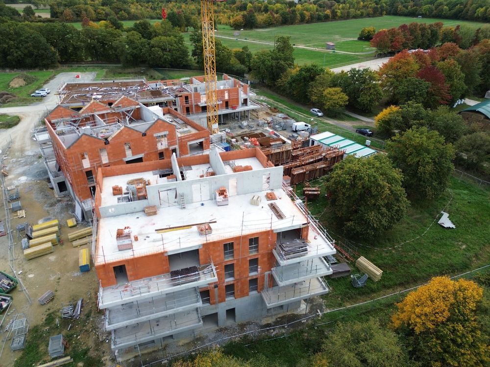 Photo drone chantier Morbihan – construction logements collectifs en phase gros œuvre