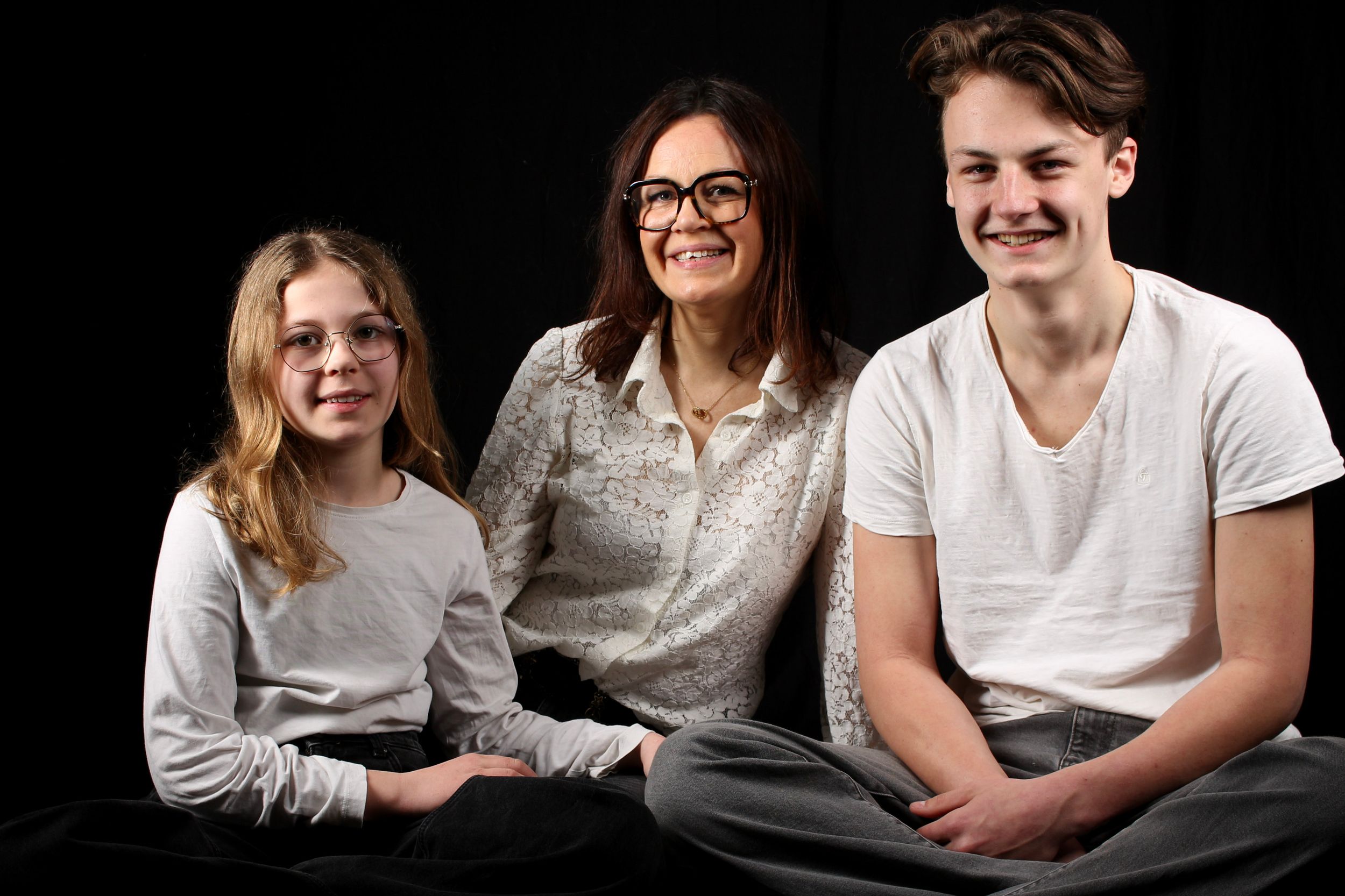 Photo de famille studio en Ille-et-Vilaine, séance portrait parents et grands enfants.