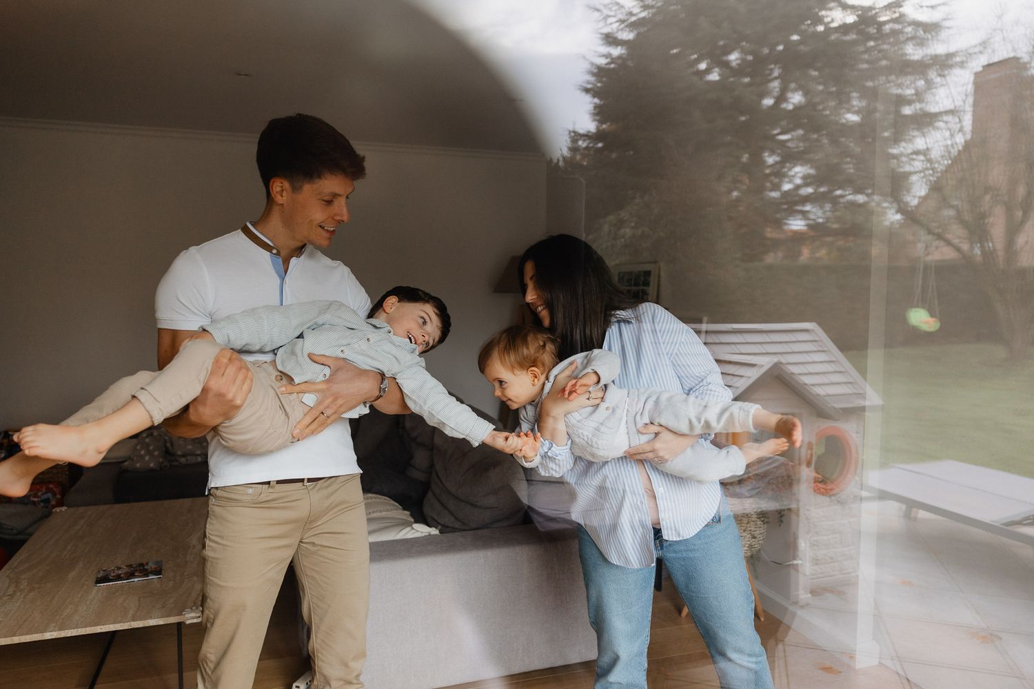Jeux et complicite entre parents et enfants pendant une seance grossesse en famille Lille naturelle a domicile.