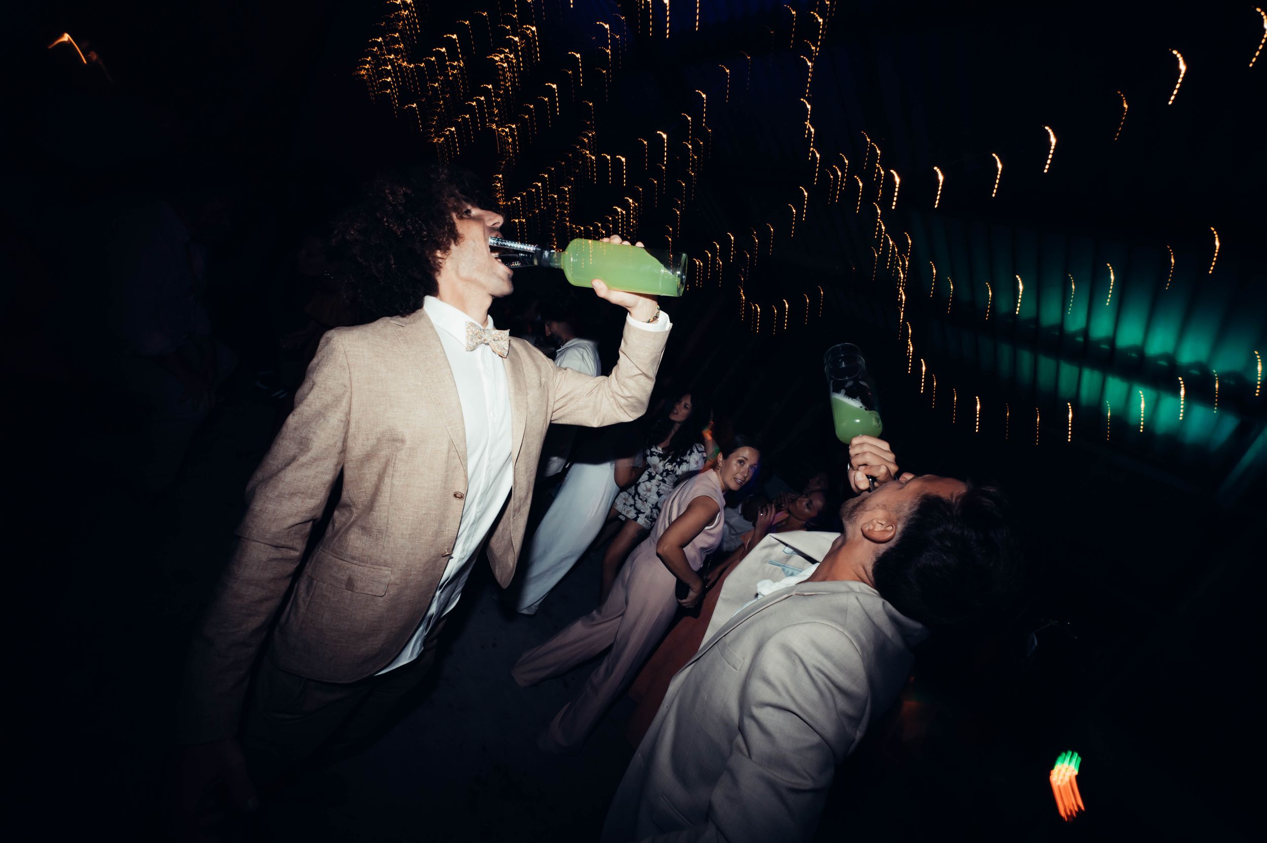Invités dansant sur la piste de danse lors d’une soirée de mariage en Bretagne, ambiance festive et éclairage dynamique.