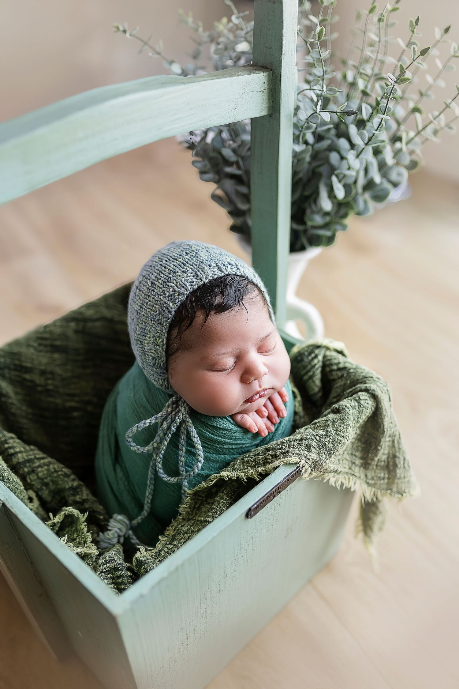 Baby with bonnet in a bucket color pallet is green bebes de Ponce, Fotografa Infantil en ponce Puerto Rico Detres Photography