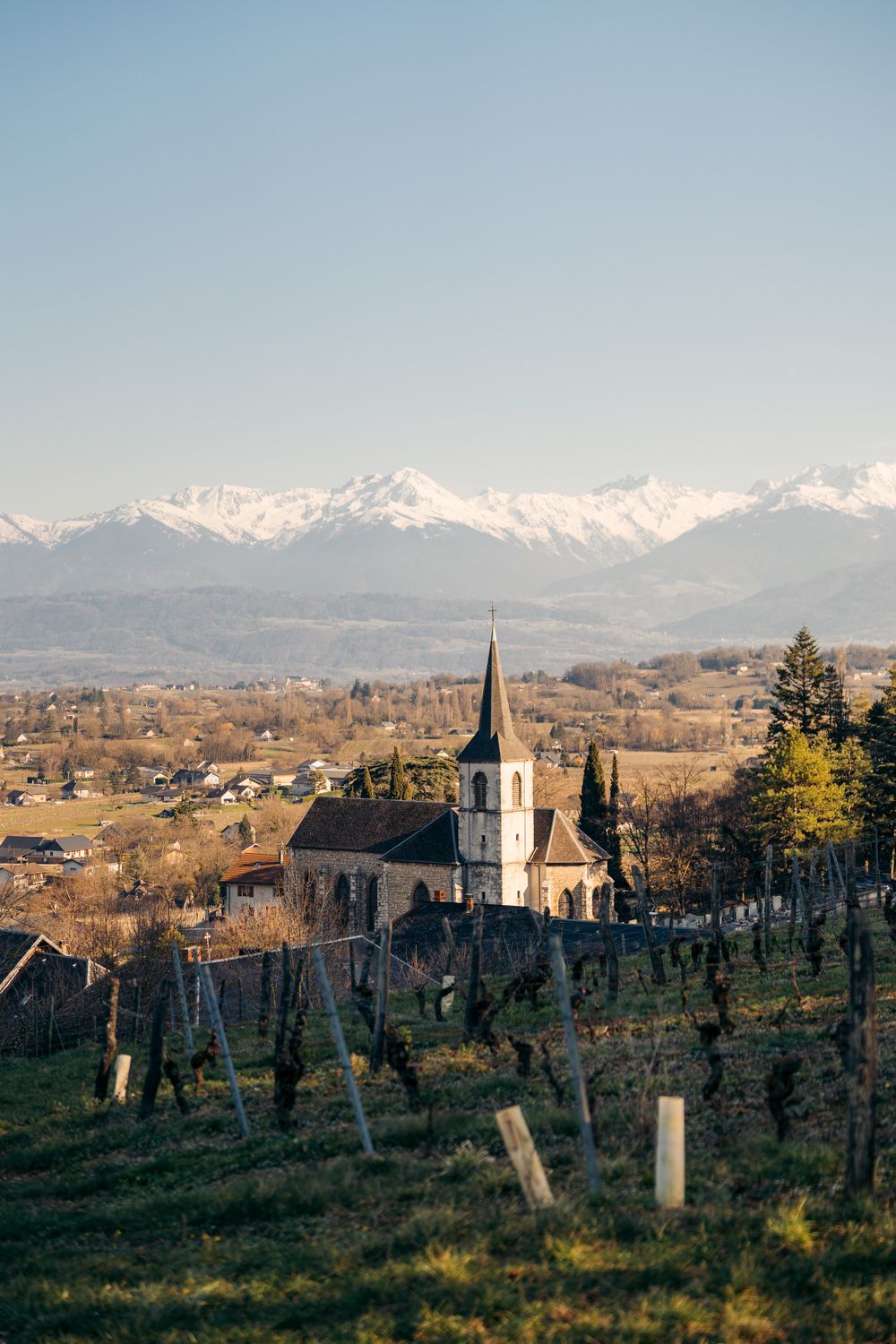 église d'Apremont avec le massif de belledonne en arrière-plan