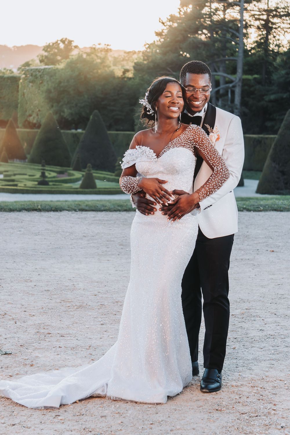 Couple de mariés enlacés et souriants, style fine art