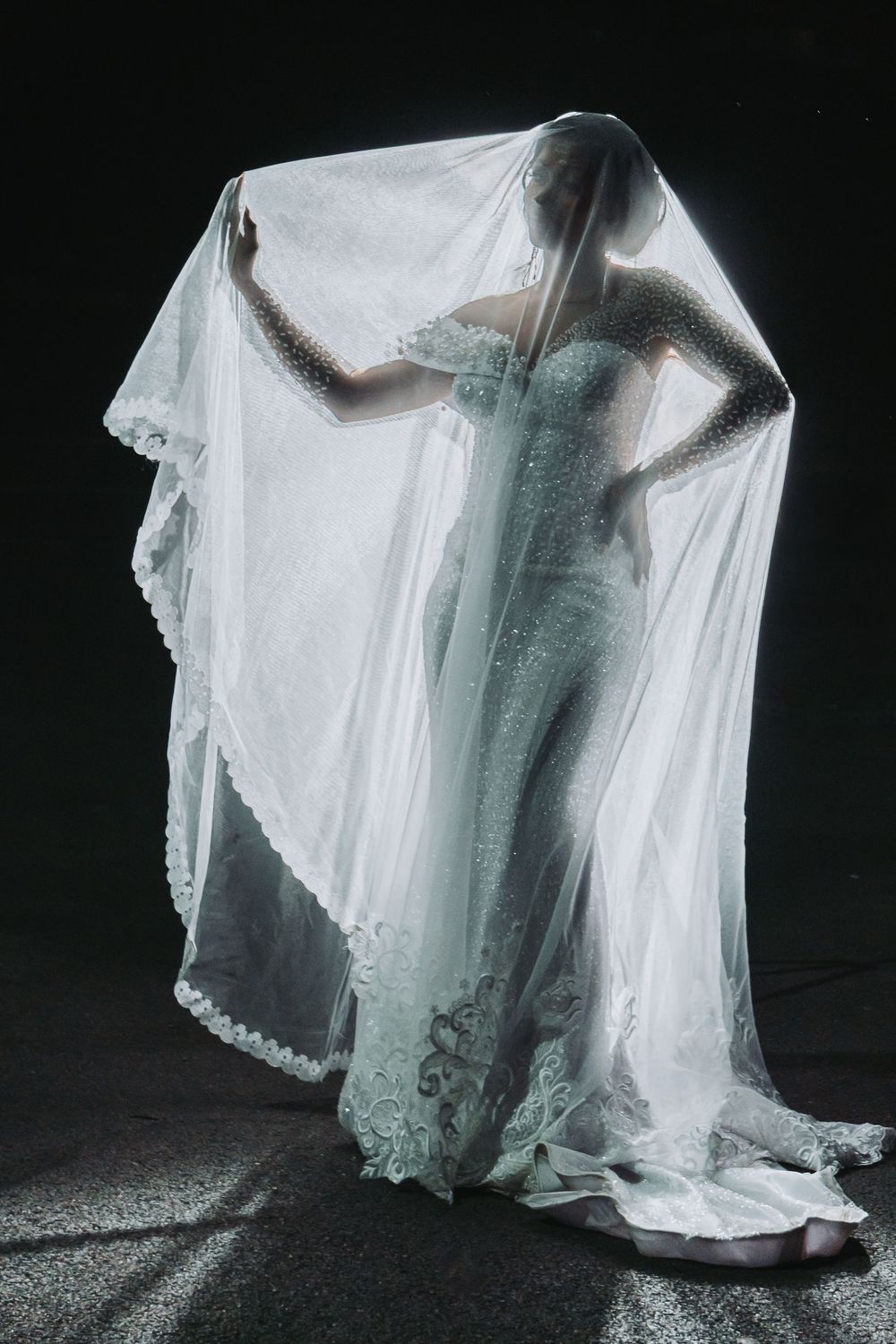 Mariée posant à contre-jour, lumière naturelle derrière elle