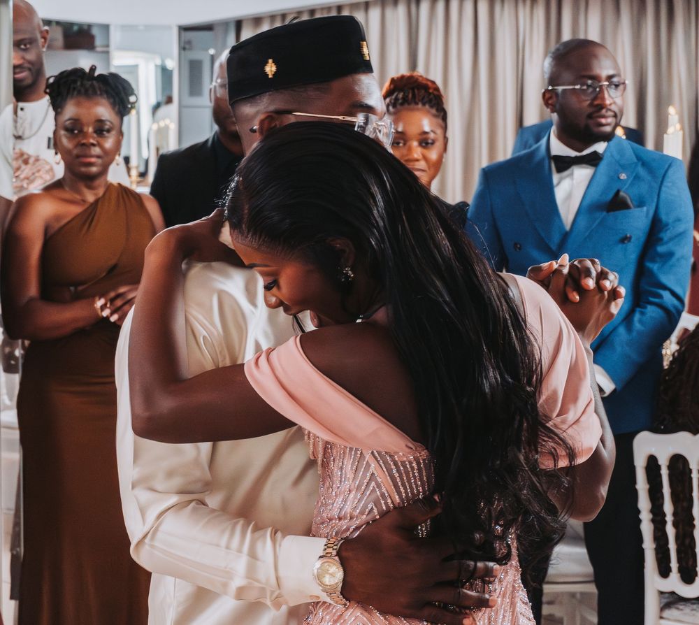 Mariés dansant ensemble pendant la soirée de mariage