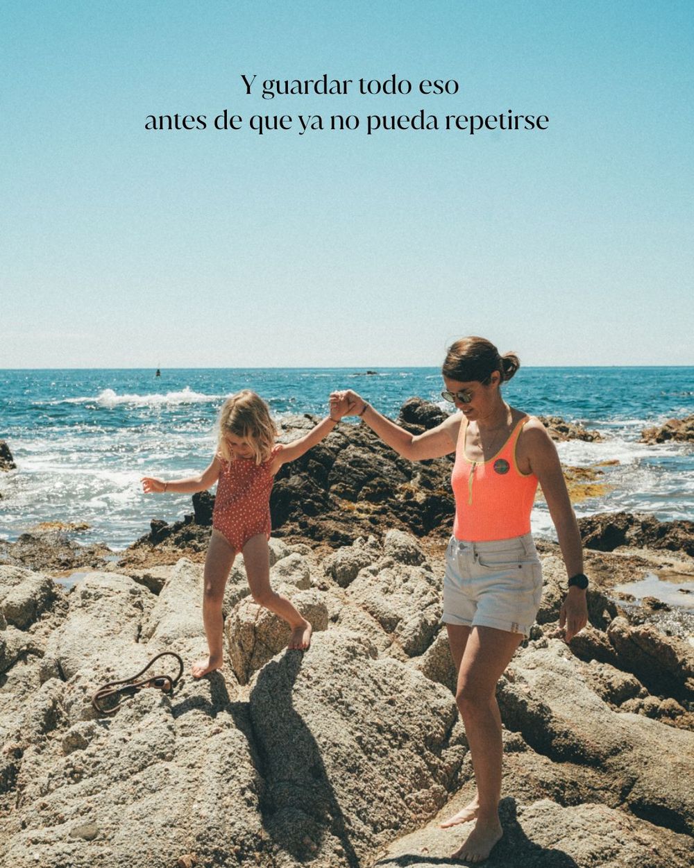 Fotografía familiar en la playa de Calella de Palafrugell, Costa Brava