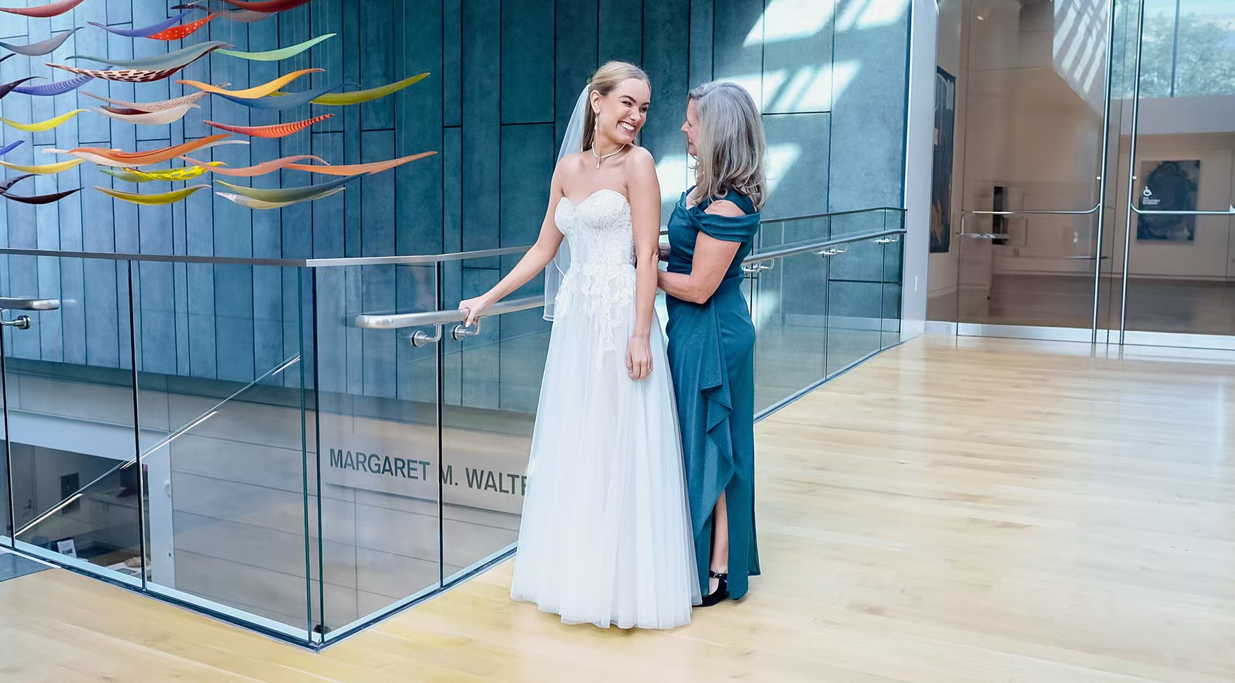 bride getting ready with her mom in Columbus Museum Of Art