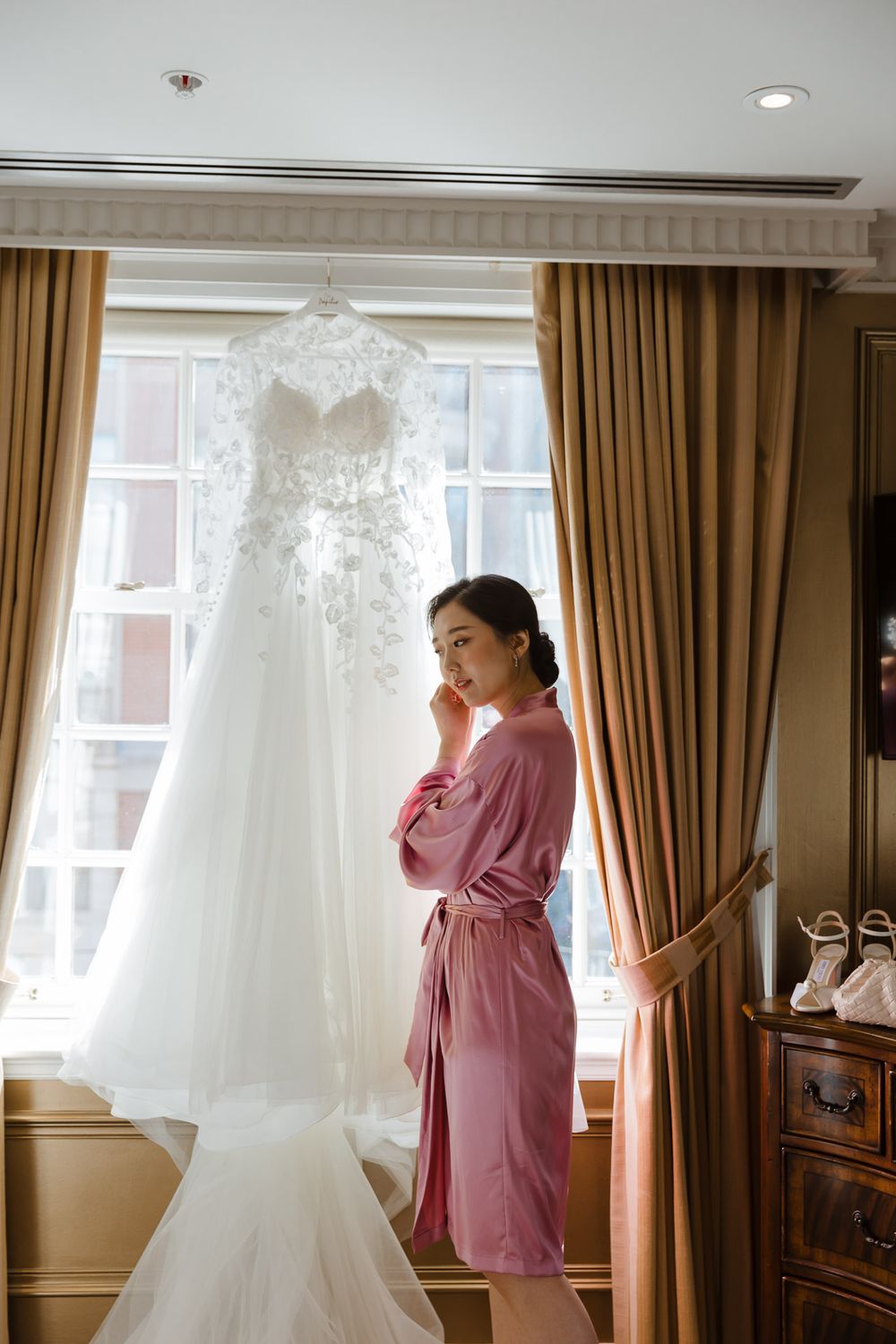 Bride getting ready at Windsor Arms in Toronto