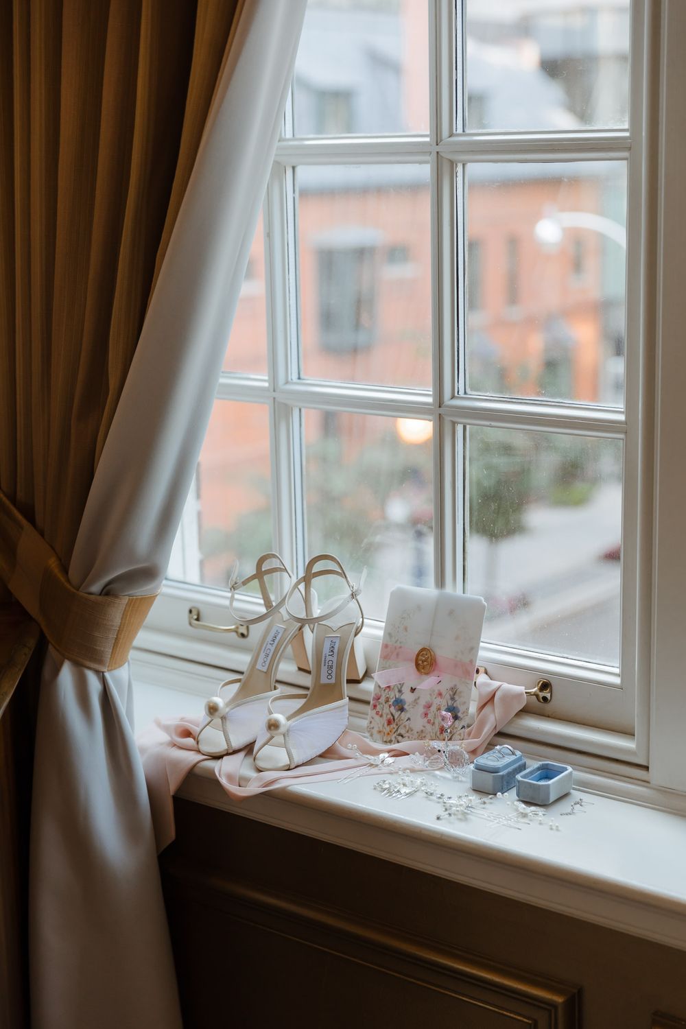 Bride getting ready at Windsor Arms in Toronto, wedding details