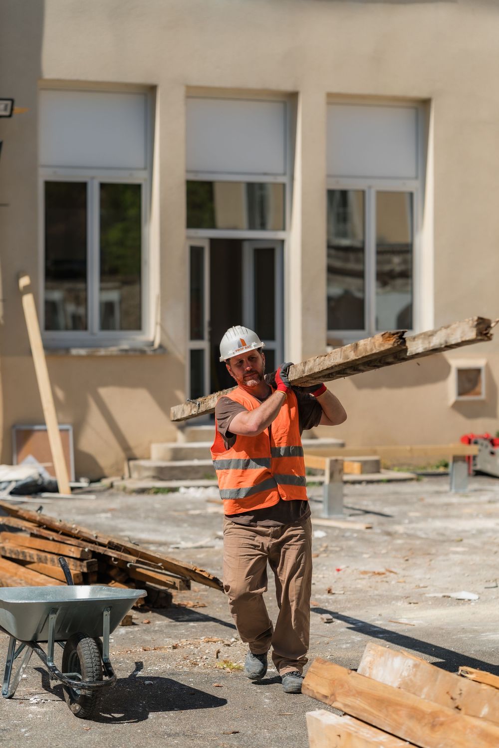 Ouvrier portant du bois, reportage photo