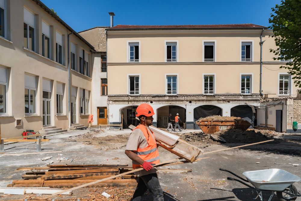 Ouvrier portant du bois, reportage photo
