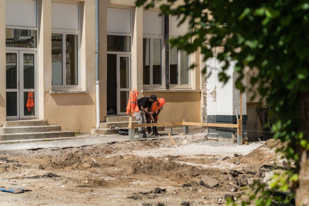 Ouvrier sur le terrain dans un lycée