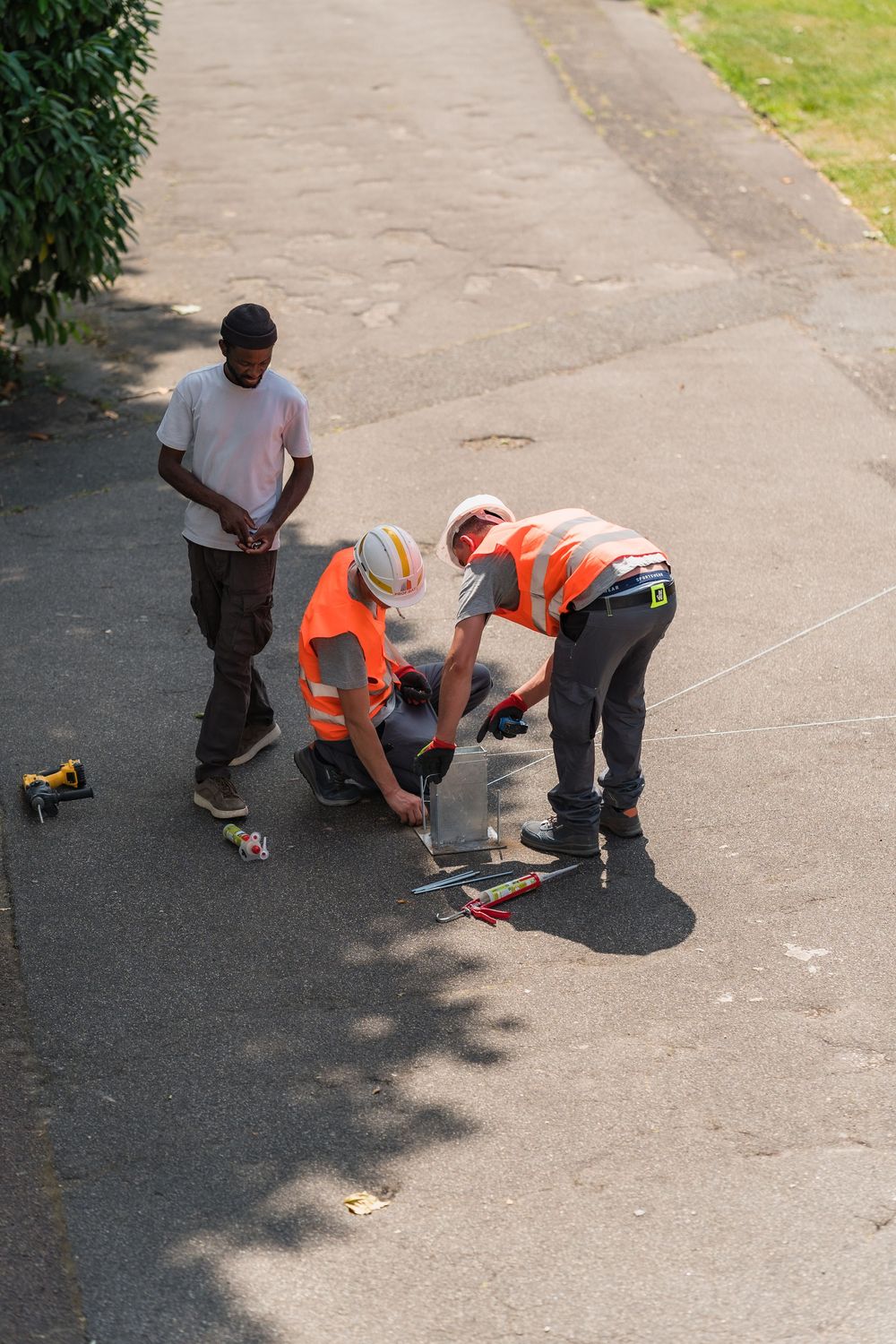 Ouvriers travaillent ensemble, suivi de chantier