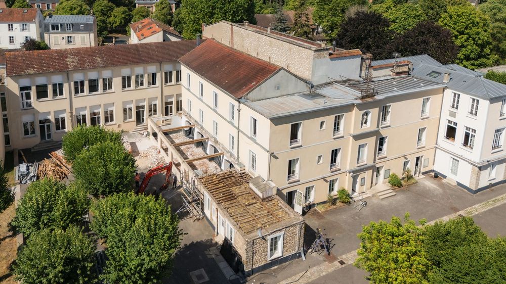 Vue d'ensemble d'un chantier en cours de construction