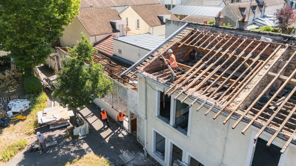 Pose de menuiserie extérieur dans un chantier de rénovation