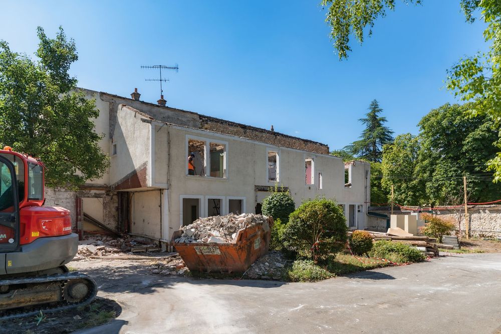 Vue d'ensemble ensoleillée  d'un chantier