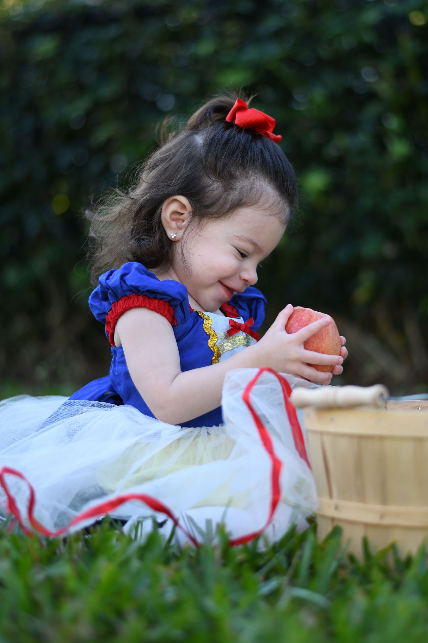Mayeluz's daughter dressed as Snow White.