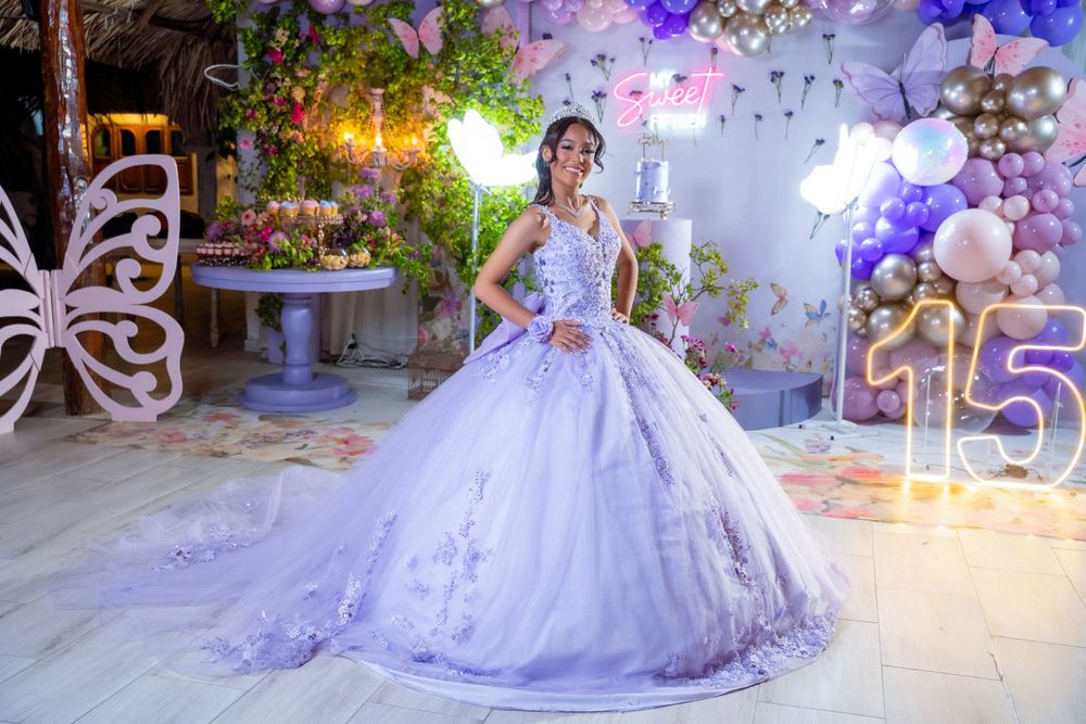 Imagen de mis quince años con luz dorada en Cesar, retrato natural y elegante.