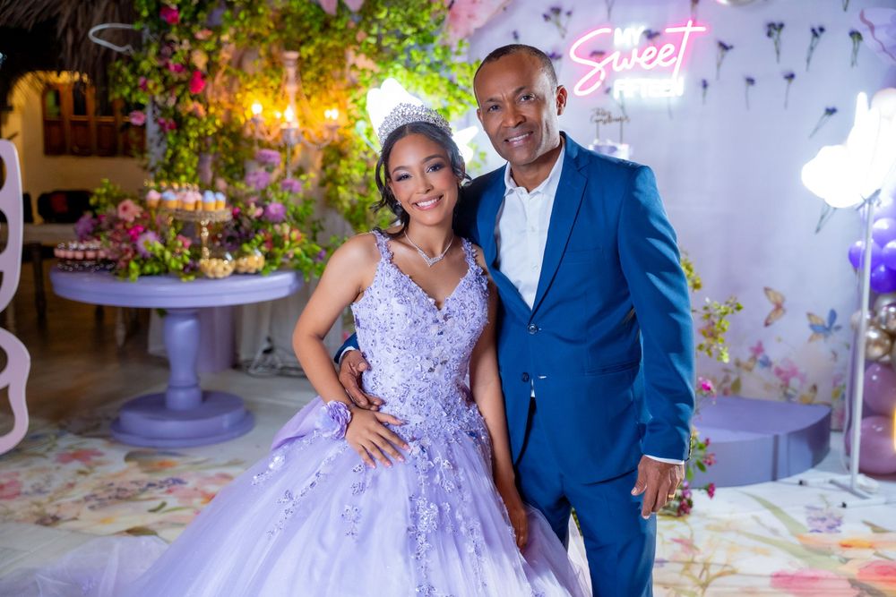 Celebración de quince en Valledupar con decoración de globos y sonrisas brillantes.