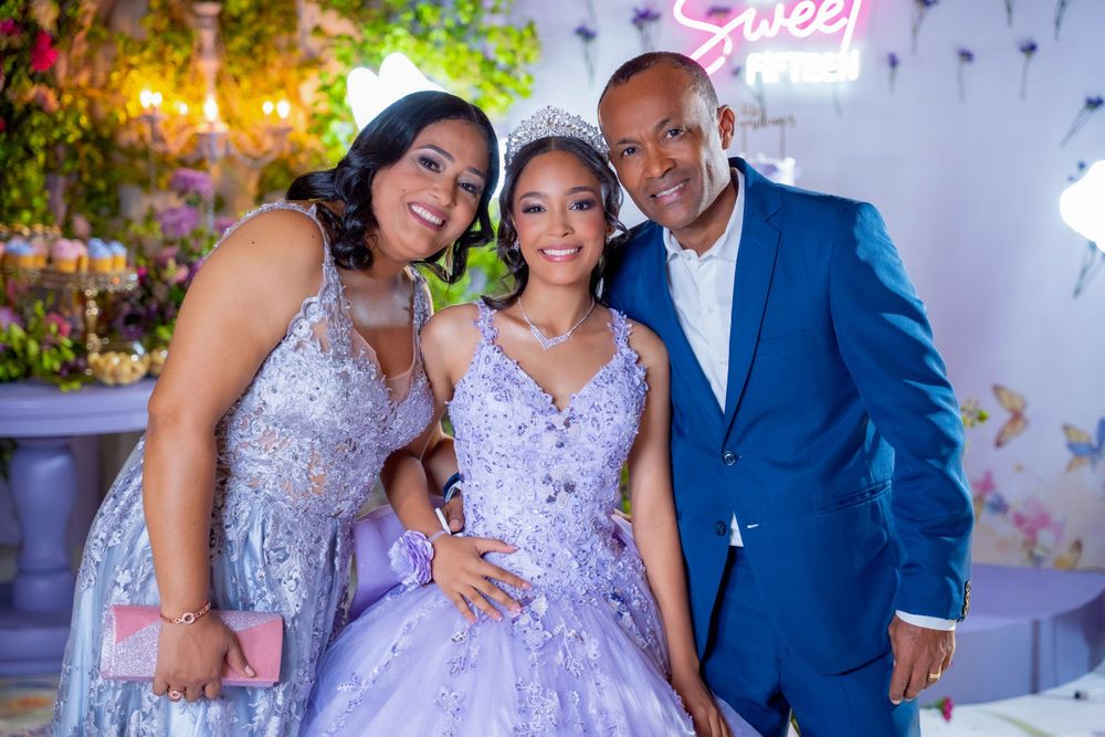 Celebración de quince en Valledupar con decoración de globos y sonrisas brillantes.