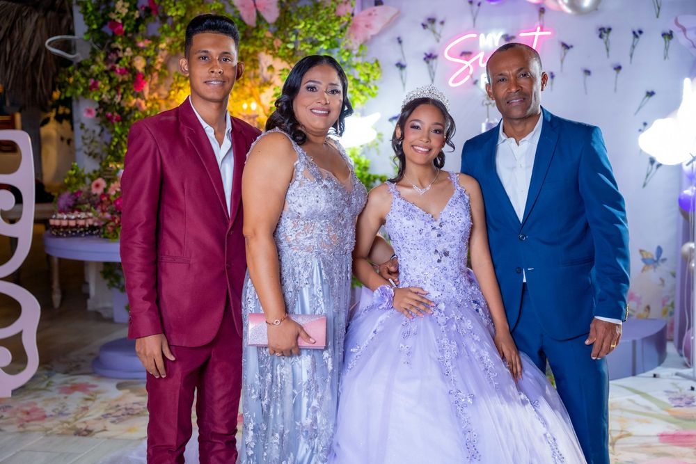 Celebración de quince en Valledupar con decoración de globos y sonrisas brillantes.