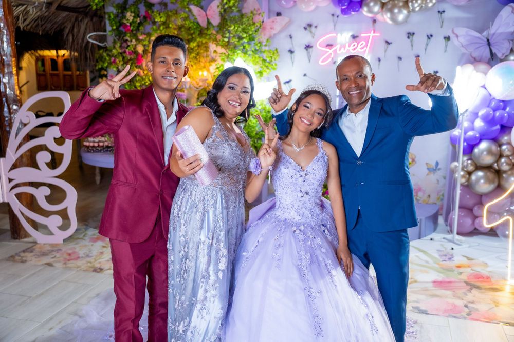 Celebración de quince en Valledupar con decoración de globos y sonrisas brillantes.