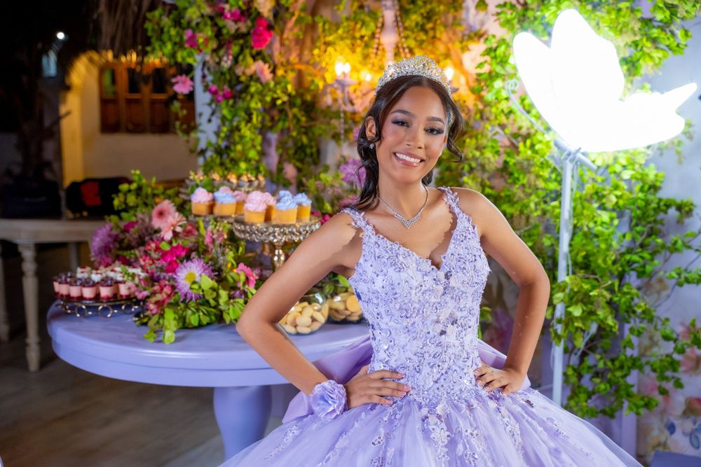 Quinceañera en fiesta tradicional de Cesar, alegría y belleza en cada fotografía.