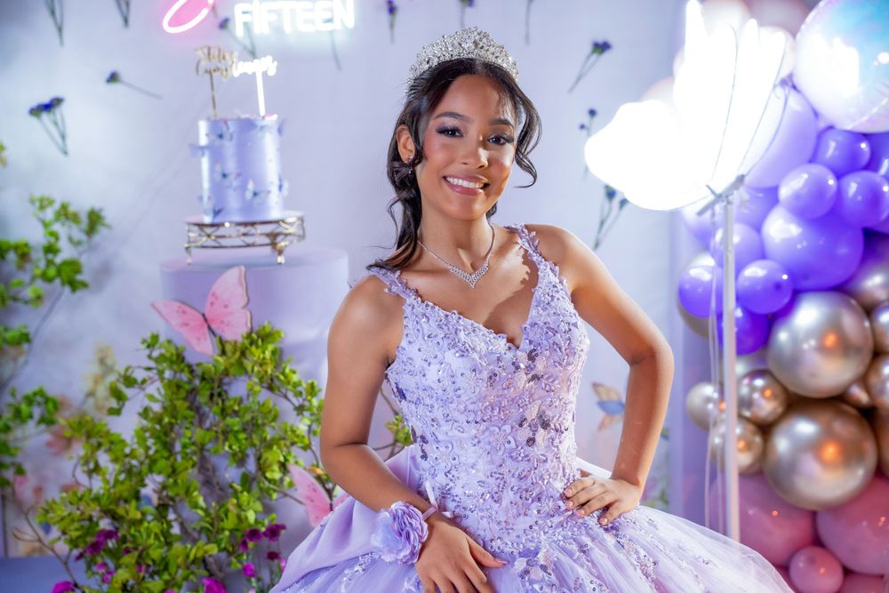Quinceañera en fiesta tradicional de Cesar, alegría y belleza en cada fotografía.