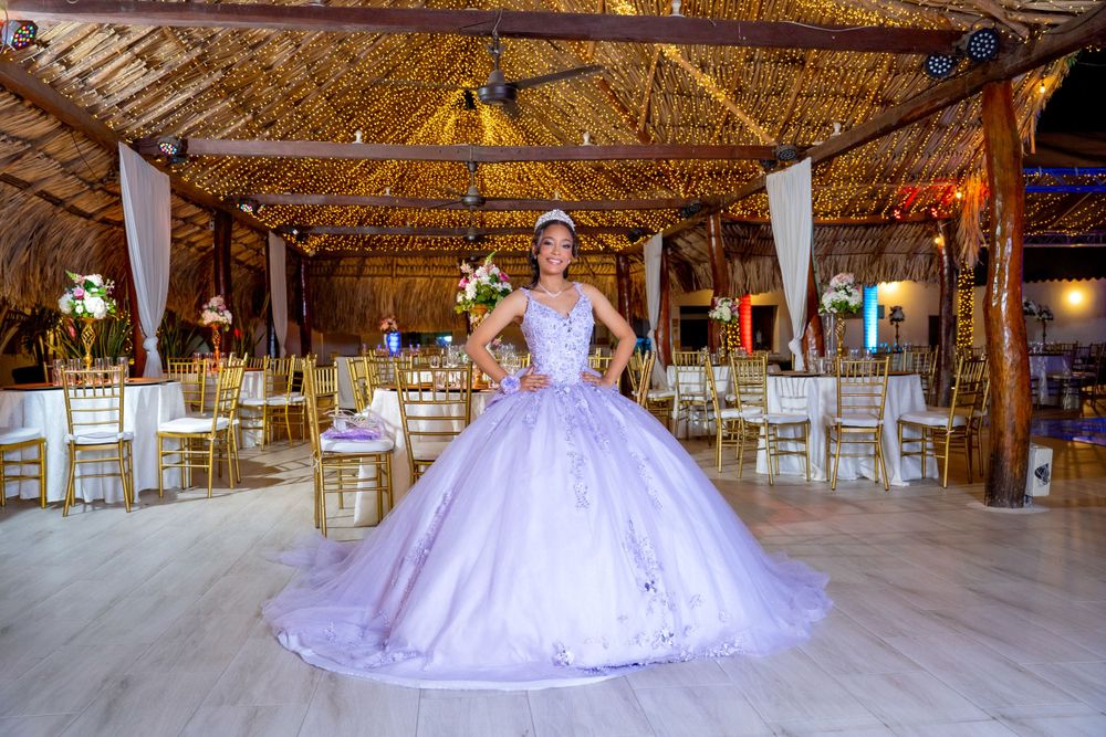Quinceañera en fiesta tradicional de Cesar, alegría y belleza en cada fotografía.