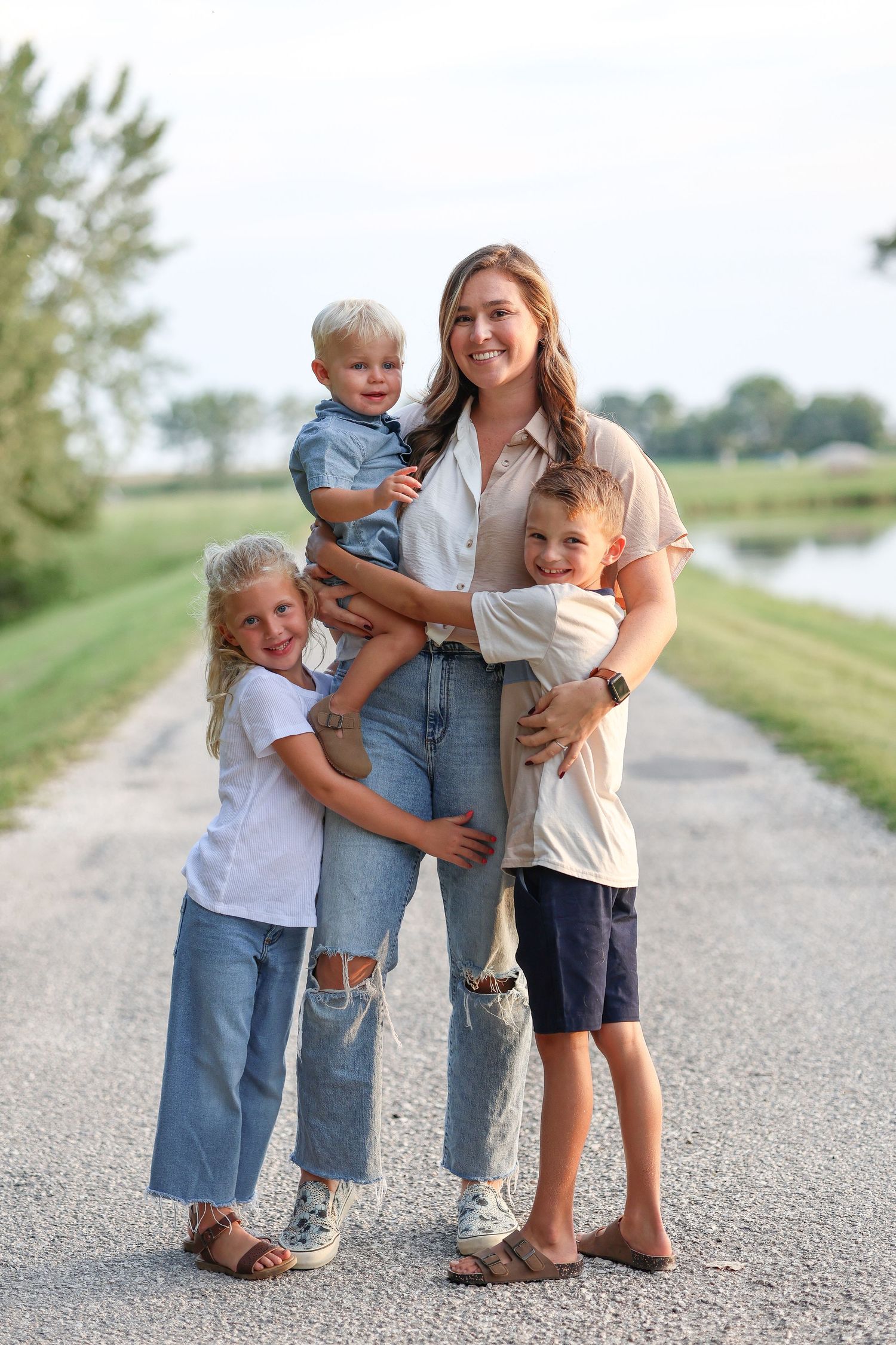 Springfield, IL photographer captures an aunt with her niece and nephews during a family session in Central, IL