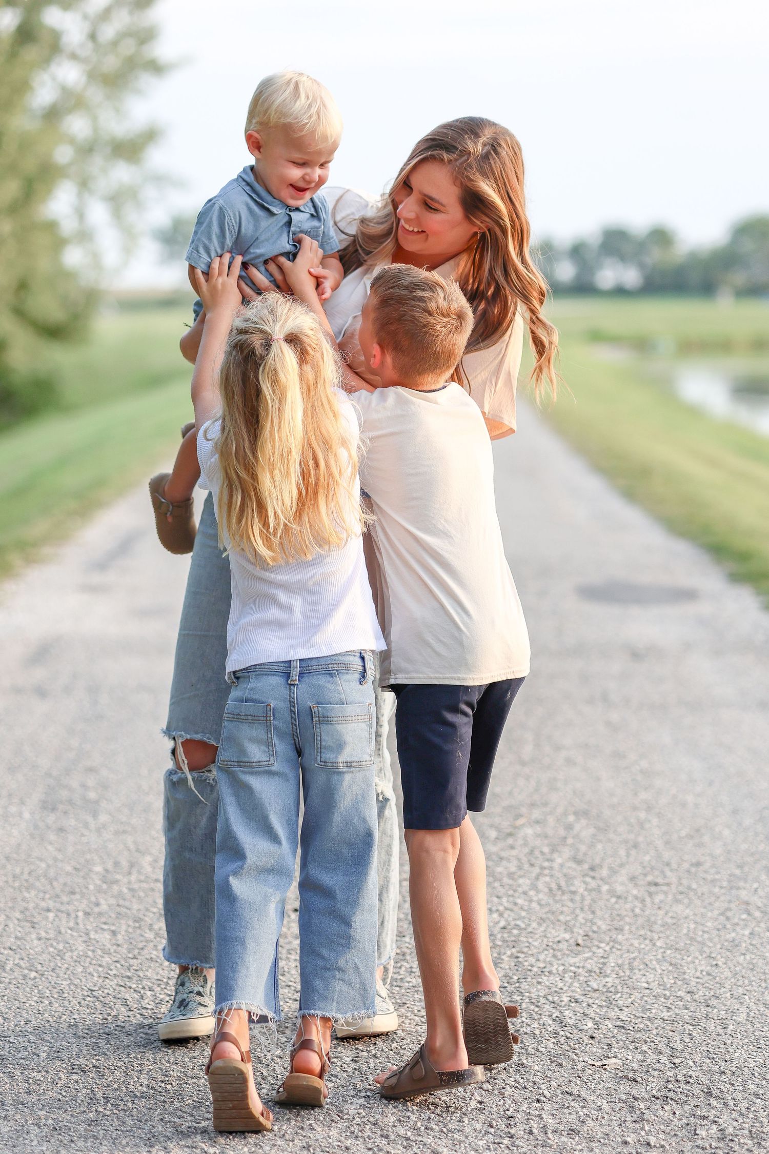Springfield, IL photographer captures an aunt playing with her niece and nephews during a family session in Central, IL