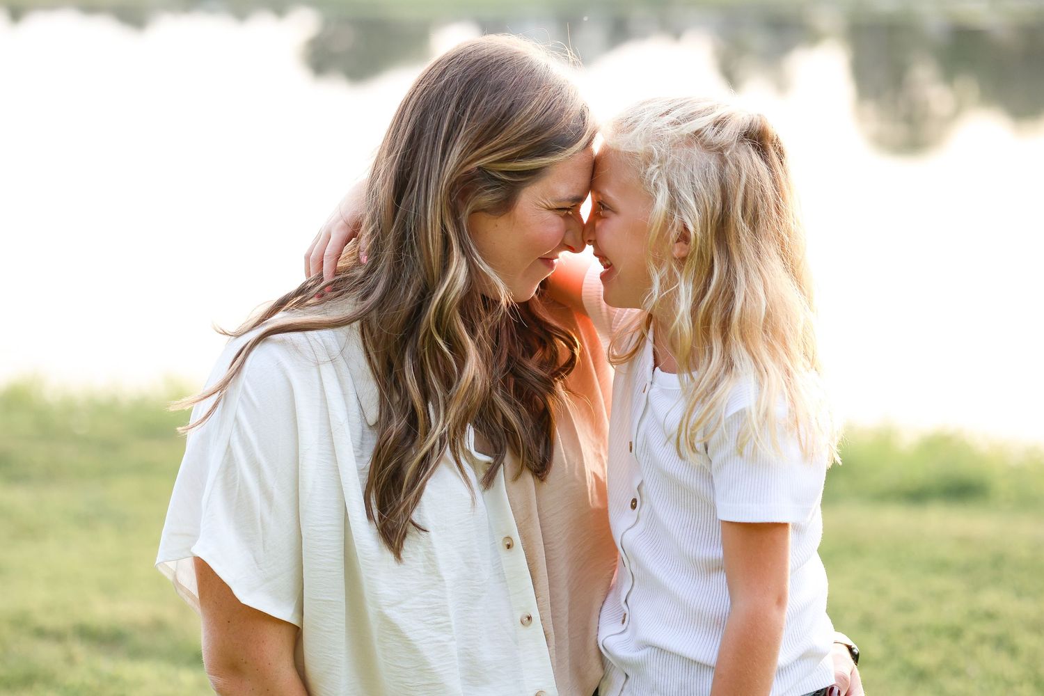 Springfield, IL family photographer captures an aunt and her niece during a family session in Central, IL