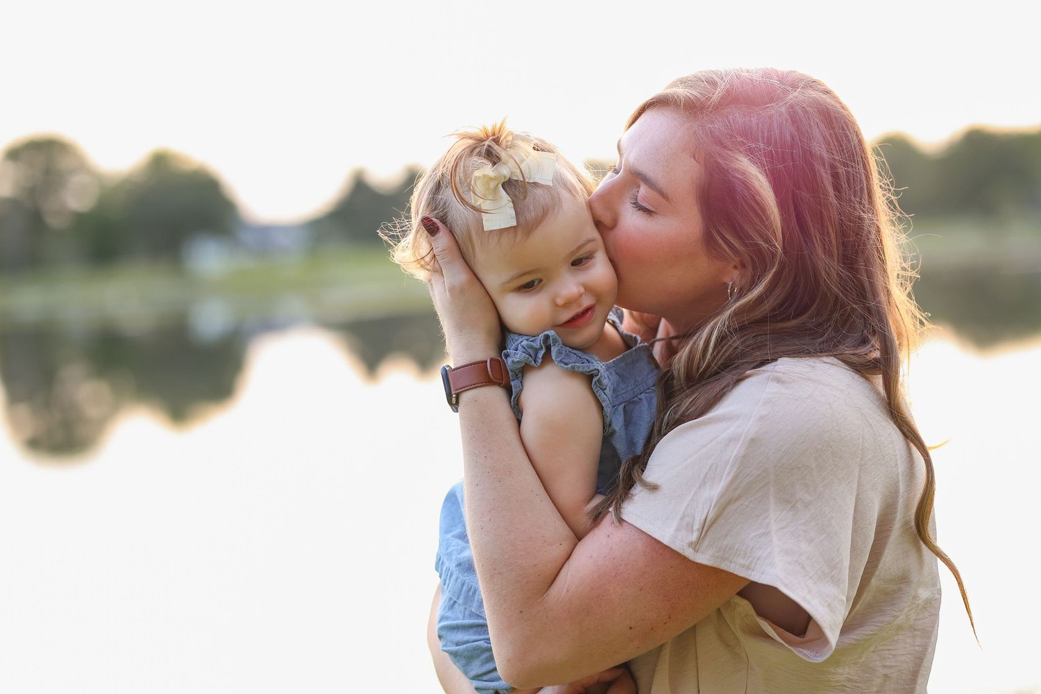 Springfield, IL family photographer photographs an aunt kissing her niece during a family session in Central, IL