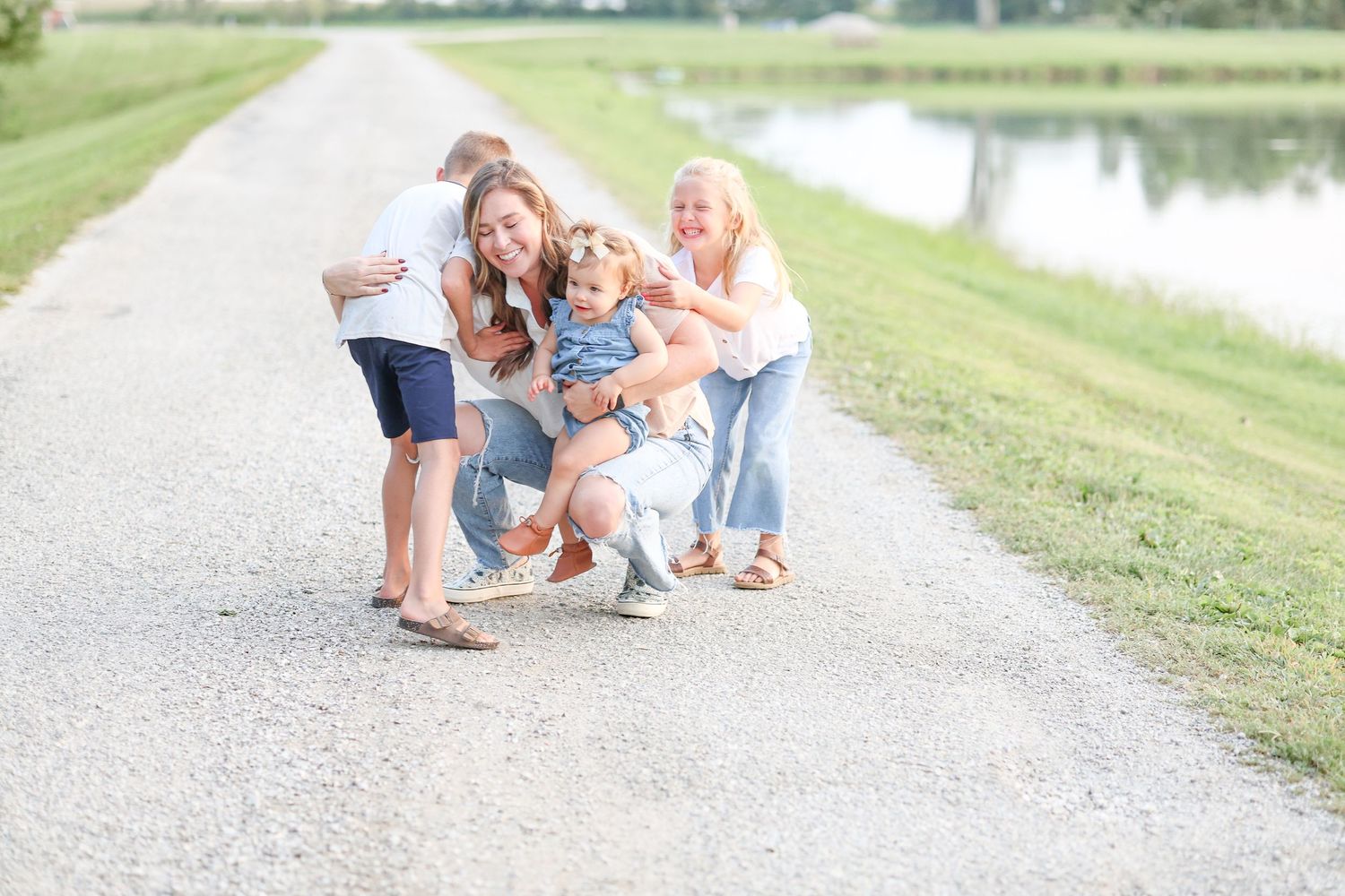 Springfield, IL photographer captures a group of kids hugging their aunt during a family session in Central, Il