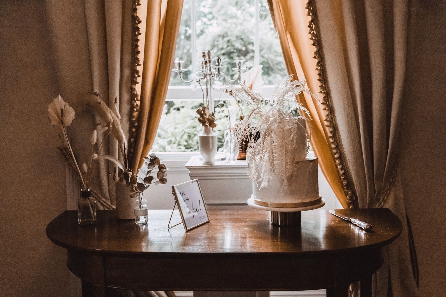 candid romantic atmospheric wedding photography by Rose and Rainbow Photography