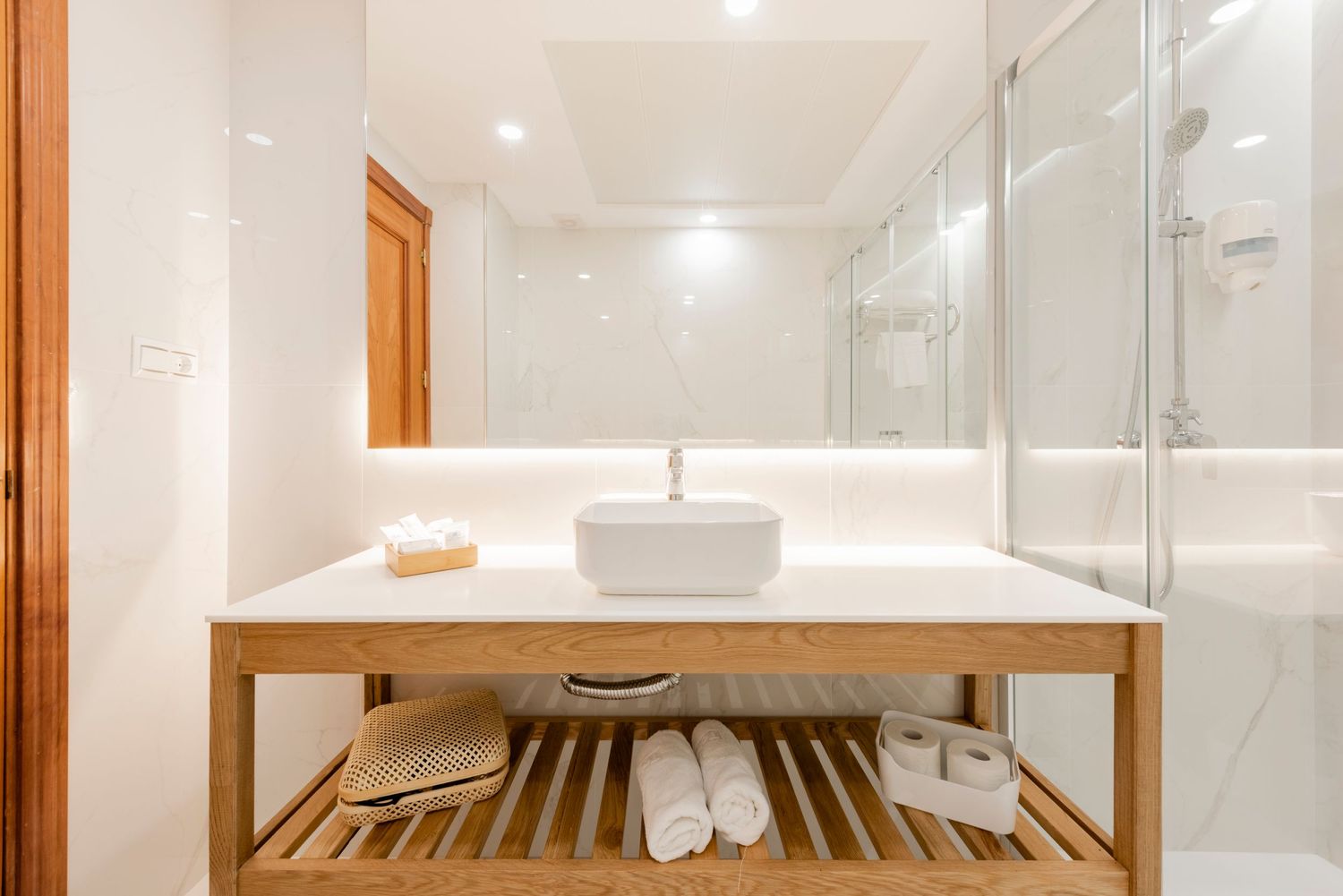 Fotografía de hotel de lujo y diseño interior moderno en la Costa del Sol, Nerja, Málaga, capturada por el fotógrafo Robert Centurion.