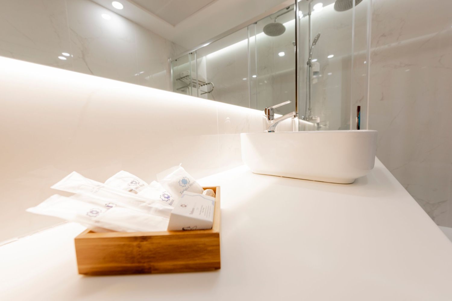 Fotografía de hotel de lujo y diseño interior moderno en la Costa del Sol, Nerja, Málaga, capturada por el fotógrafo Robert Centurion.