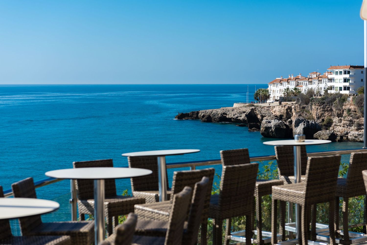 Fotografía de hotel de lujo y diseño interior moderno en la Costa del Sol, Nerja, Málaga, capturada por el fotógrafo Robert Centurion.