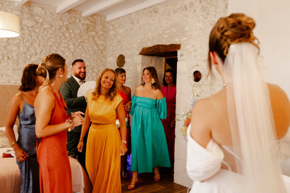 Découverte de la mariée par les demoiselles d'honneur