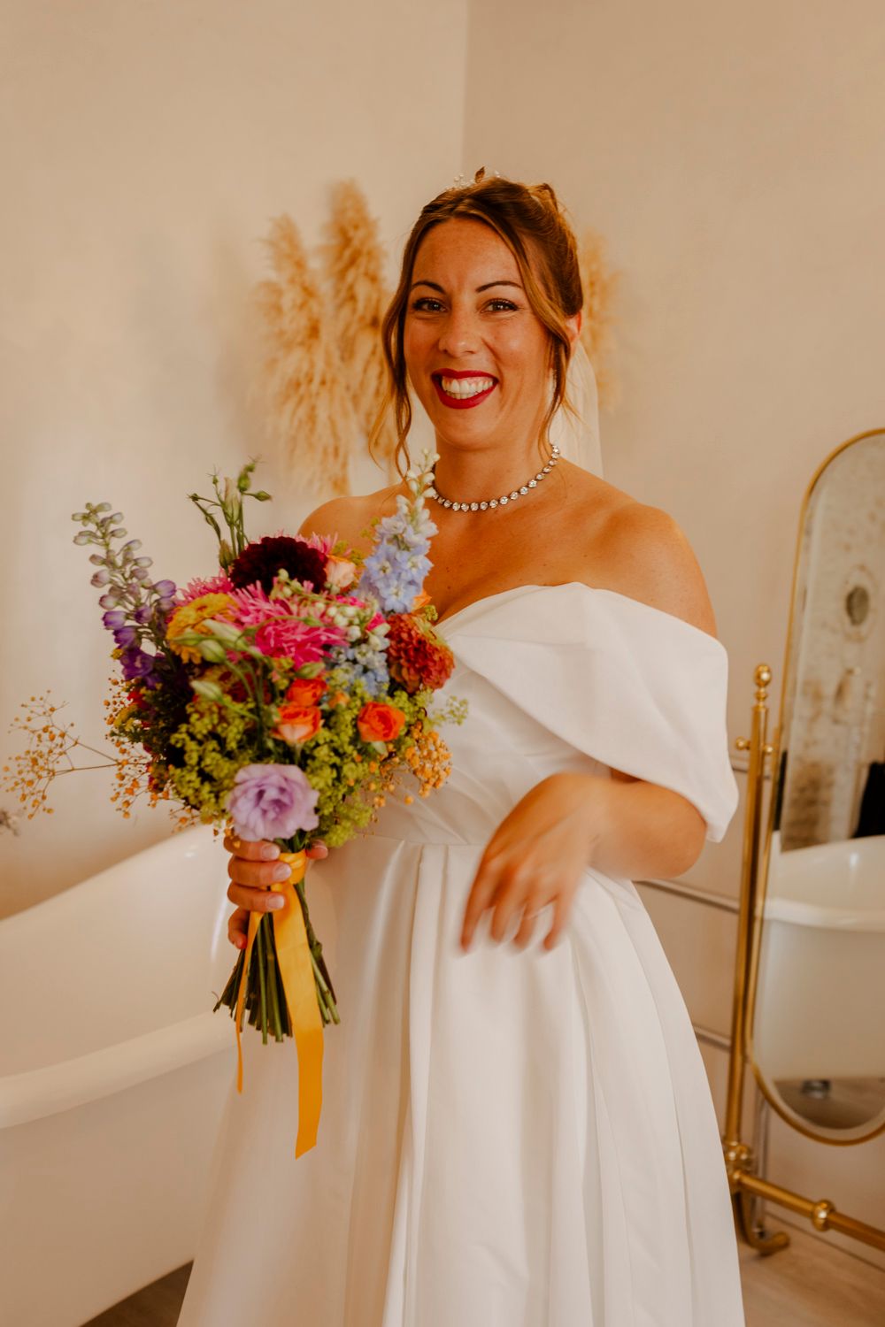 Mariée et son bouquet dans la chambre des préparatifs