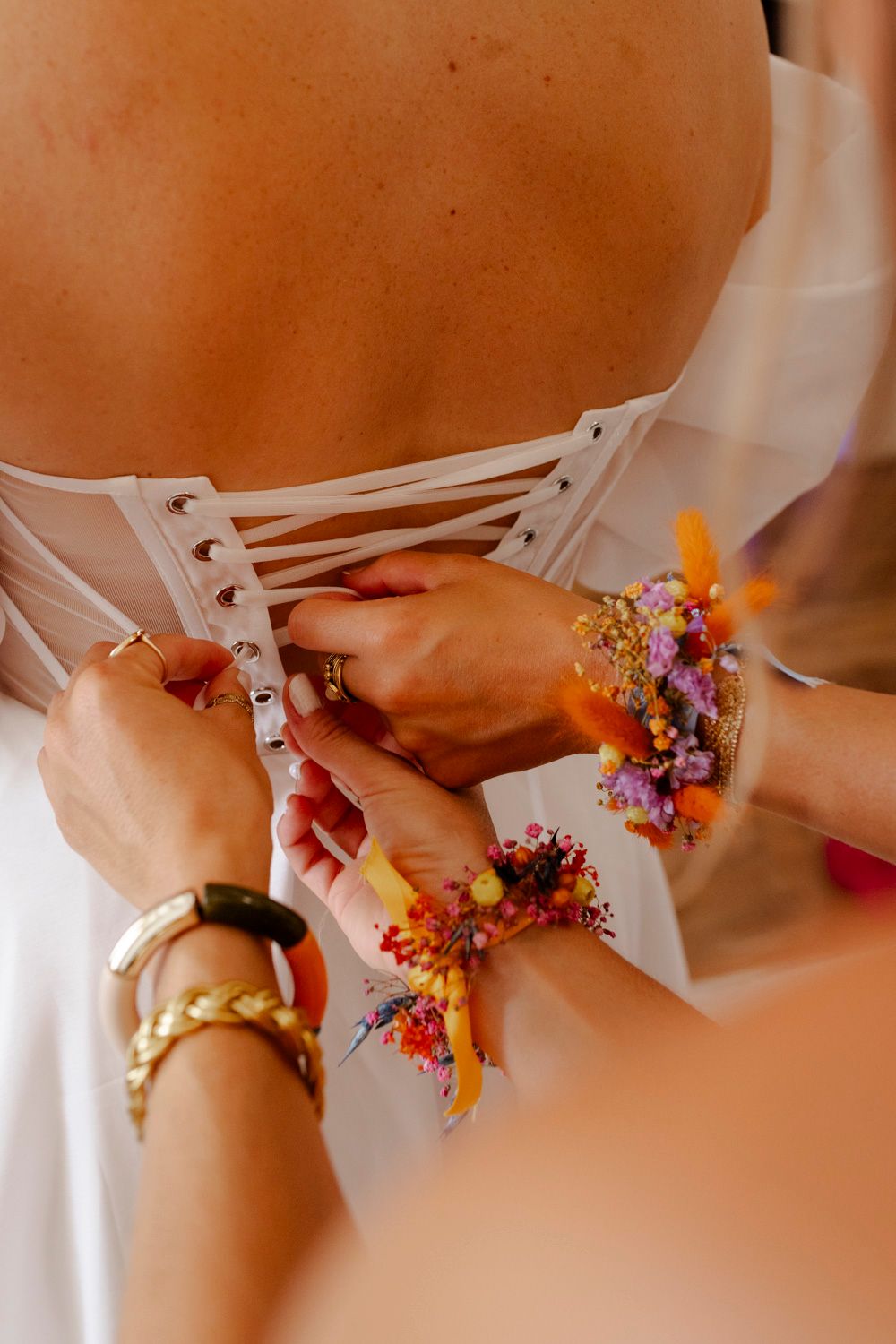 Bracelets fleuris de mariage et dos lacé de robe