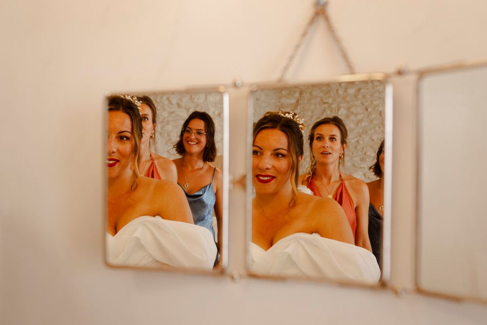 Mariée et témoins à travers un miroir