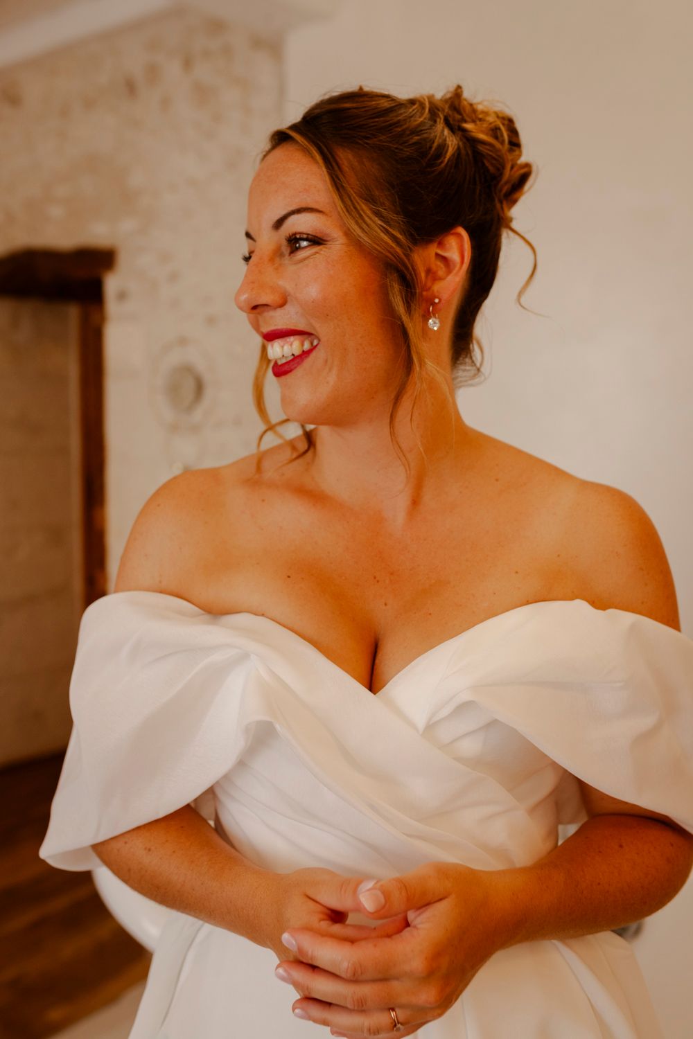 Mariée souriante dans sa robe par La Mariée Capricieuse