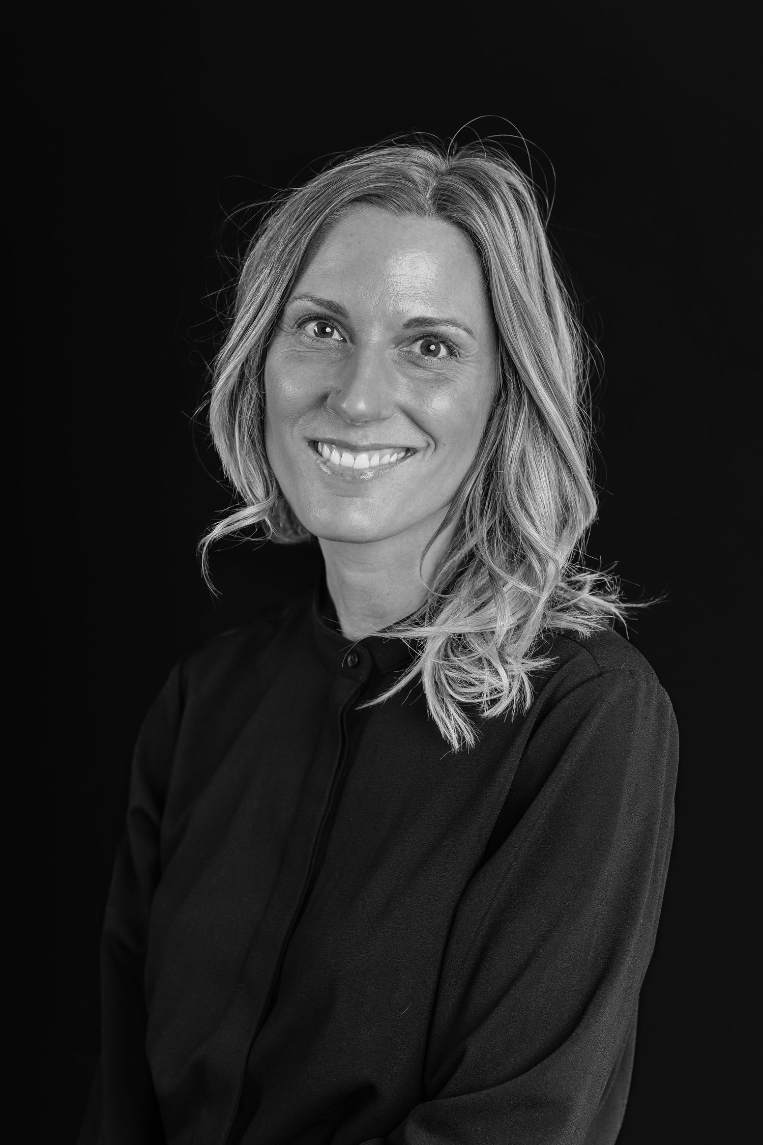 Professionelt business portræt af kvinde – erhvervsfotograf på Sjælland. Corporate headshot til LinkedIn og firmahjemmeside.