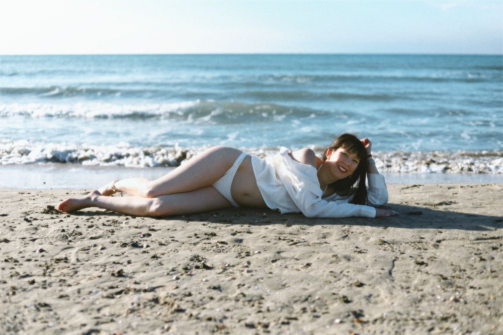 Chaemi Studio, photographe à Montpellier, en séance photo à la mer. Portrait original d’un shooting créatif onirique, lumineux et féminin.