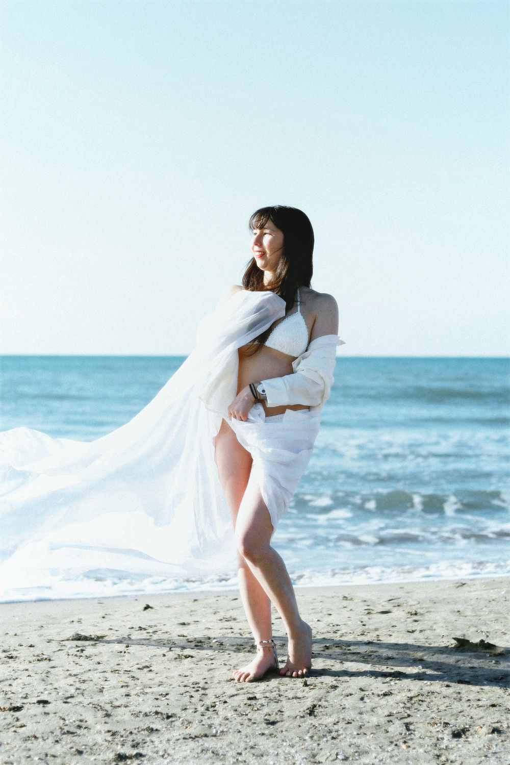 Chaemi Studio, photographe à Montpellier, en séance photo à la mer. Portrait original d’un shooting créatif onirique, lumineux et féminin.